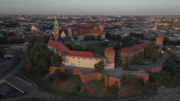 Havadan Görünüm Krakow Polonya Tarihi Merkezinde Wawel Kalesi Günbatımı — Stok video