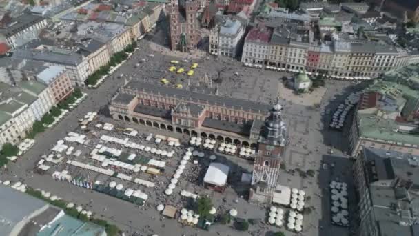 无人机镜头 克拉科夫老城从上面 主广场上挤满了人 — 图库视频影像