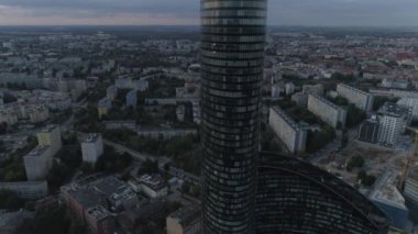 Sky Tower gökdeleni. Wroclaw şehir panoraması. Havadan görünüm. Polonya. 4k.