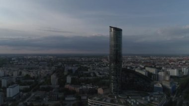 Sky Tower gökdeleni. Wroclaw şehir panoraması. Havadan görünüm. Polonya. 4k.