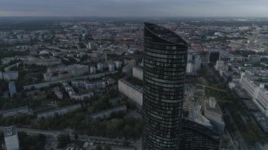 Sky Tower gökdeleni. Wroclaw şehir panoraması. Havadan görünüm. Polonya. 4k.
