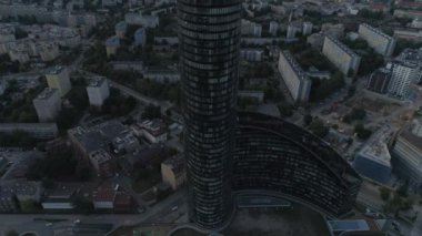 Sky Tower gökdeleni. Wroclaw şehir panoraması. Havadan görünüm. Polonya. 4k.