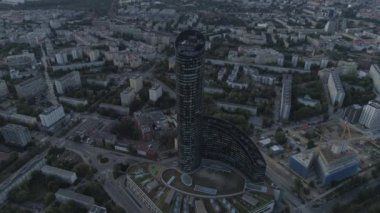 Sky Tower gökdeleni. Wroclaw şehir panoraması. Havadan görünüm. Polonya. 4k.