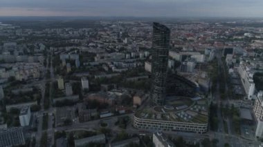 Sky Tower gökdeleni. Wroclaw şehir panoraması. Havadan görünüm. Polonya. 4k.