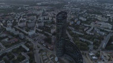 Sky Tower gökdeleni. Wroclaw şehir panoraması. Havadan görünüm. Polonya. 4k.