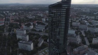 Sky Tower gökdeleni. Wroclaw şehir panoraması. Havadan görünüm. Polonya. 4k.