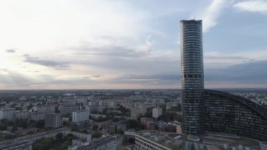 Sky Tower gökdeleni. Wroclaw şehir panoraması. Havadan görünüm. Polonya. 4k.