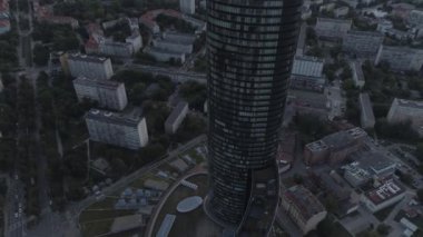 Sky Tower gökdeleni. Wroclaw şehir panoraması. Havadan görünüm. Polonya. 4k.