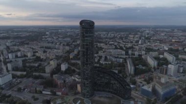 Sky Tower gökdeleni. Wroclaw şehir panoraması. Havadan görünüm. Polonya. 4k.