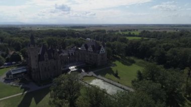 Moszna güzel ve masal kale havadan görünümü. Polonya. 4k