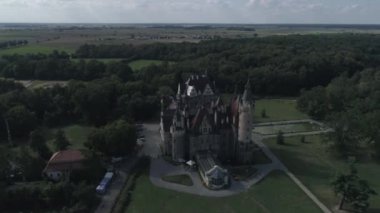 Moszna güzel ve masal kale havadan görünümü. Polonya. 4k