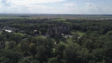 Moszna güzel ve masal kale havadan görünümü. Polonya. 4k