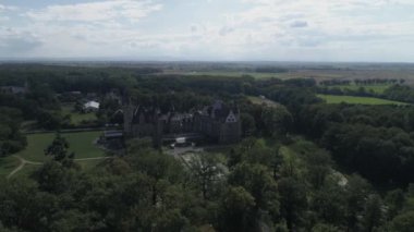 Moszna güzel ve masal kale havadan görünümü. Polonya. 4k