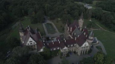 Moszna güzel ve masal kale havadan görünümü. Polonya. 4k