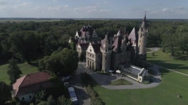 Moszna güzel ve masal kale havadan görünümü. Polonya. 4k