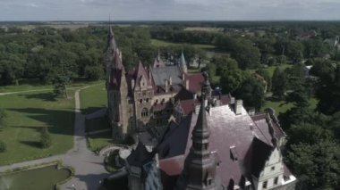 Moszna güzel ve masal kale havadan görünümü. Polonya. 4k