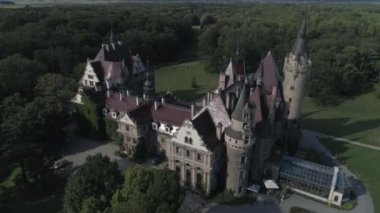 Moszna güzel ve masal kale havadan görünümü. Polonya. 4k