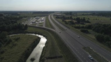 Sürücüler için dinlenme alanı. Karayolu yakınında kamyon kamyon park yeri nokta üzerinde fly.