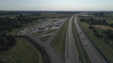 Sürücüler için dinlenme alanı. Karayolu yakınında kamyon kamyon park yeri nokta üzerinde fly.