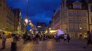 Wroclaw eski şehir pazar meydanı. Polonya. Akşam. 4k.