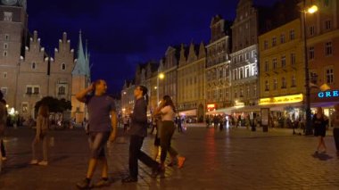 Wroclaw eski şehir pazar meydanı. Polonya. Akşam. 4k.