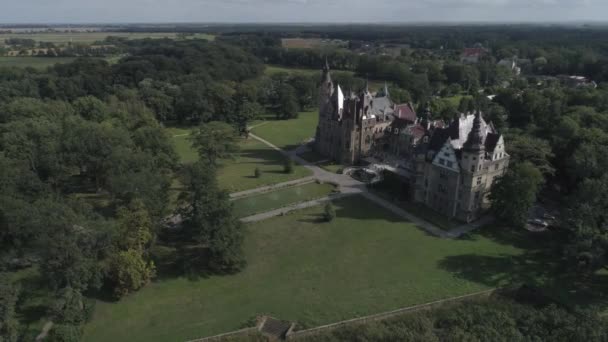 Εναέρια Θέα Του Όμορφου Και Παραμυθιού Κάστρου Στο Moszna Πολωνία — Αρχείο Βίντεο