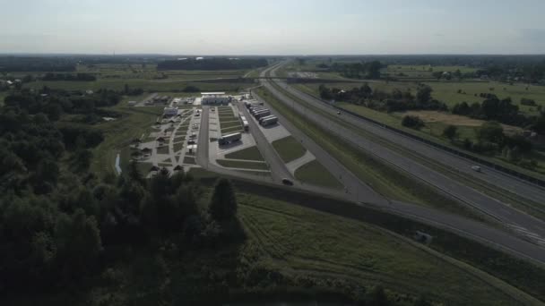 Rastplatz Für Autofahrer Fliegen Über Lkw Parkplatz Nahe Autobahn — Stockvideo