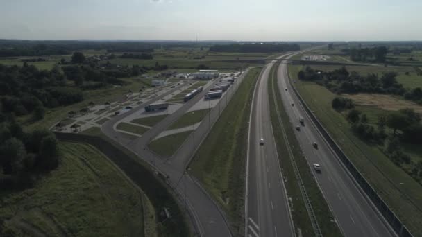 Rastplatz Für Autofahrer Fliegen Über Lkw Parkplatz Nahe Autobahn — Stockvideo