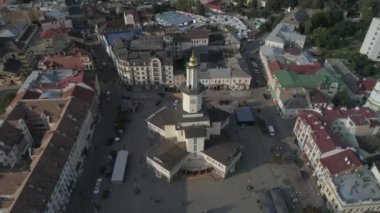 Havadan görünüm. Ivano-Frankivsk kasabasının tarihi merkezi, Ukrayna. 4k.
