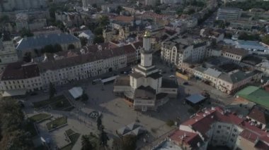 Havadan görünüm. Ivano-Frankivsk kasabasının tarihi merkezi, Ukrayna. 4k.