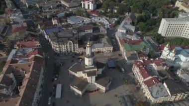 Havadan görünüm. Ivano-Frankivsk kasabasının tarihi merkezi, Ukrayna. 4k.