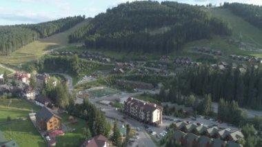 Havadan çekilen görüntüler. Bukovel - Ukrayna'nın en popüler dağ tesisi. 4k