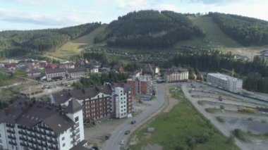 Havadan çekilen görüntüler. Bukovel - Ukrayna'nın en popüler dağ tesisi. 4k