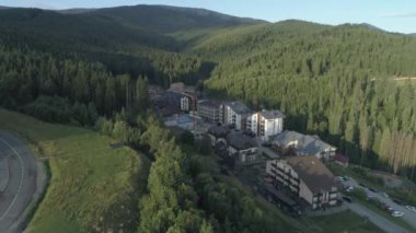 Havadan çekilen görüntüler. Bukovel - Ukrayna'nın en popüler dağ tesisi. 4k