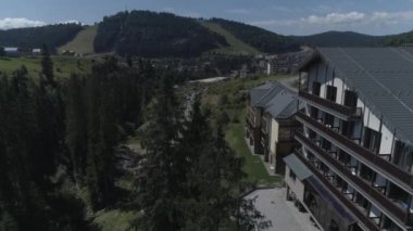 Havadan çekilen görüntüler. Bukovel - Ukrayna'nın en popüler dağ tesisi. 4k