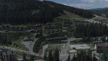 Havadan çekilen görüntüler. Bukovel - Ukrayna'nın en popüler dağ tesisi. 4k