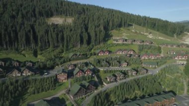 Havadan çekilen görüntüler. Bukovel - Ukrayna'nın en popüler dağ tesisi. 4k
