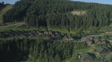 Havadan çekilen görüntüler. Bukovel - Ukrayna'nın en popüler dağ tesisi. 4k