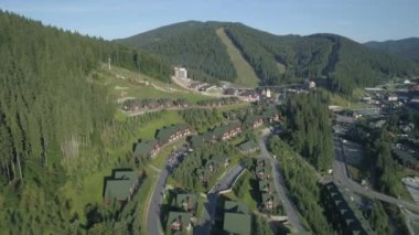 Havadan çekilen görüntüler. Bukovel - Ukrayna'nın en popüler dağ tesisi. 4k