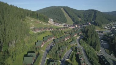 Havadan çekilen görüntüler. Bukovel - Ukrayna'nın en popüler dağ tesisi. 4k