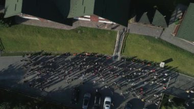 Düzinelerce insanla açık hava sabah egzersizi. Havadan görünüm. 4k.