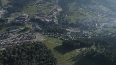 Havadan çekilen görüntüler. Bukovel - Ukrayna'nın en popüler dağ tesisi. 4k