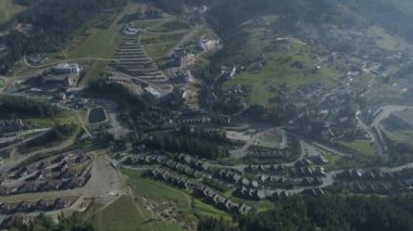 Havadan çekilen görüntüler. Bukovel - Ukrayna'nın en popüler dağ tesisi. 4k