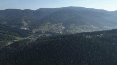 Havadan çekilen görüntüler. Bukovel - Ukrayna'nın en popüler dağ tesisi. 4k