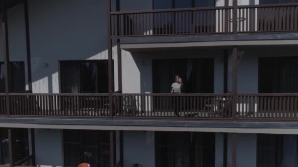 Luchtfoto Drone Van Het Balkon Van Het Hotel Met Vrouw — Stockvideo