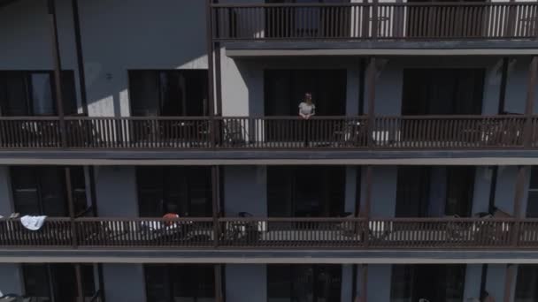 Luchtfoto Drone Van Het Balkon Van Het Hotel Met Vrouw — Stockvideo