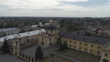 Havadan çekilen görüntüler. Chervonograd kasabasındaki Katolik kilisesi. 1775 yılında inşa edilmiştir..
