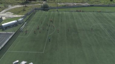 Futbol sahasındaki futbol takımlarının hava görüntüleri. 
