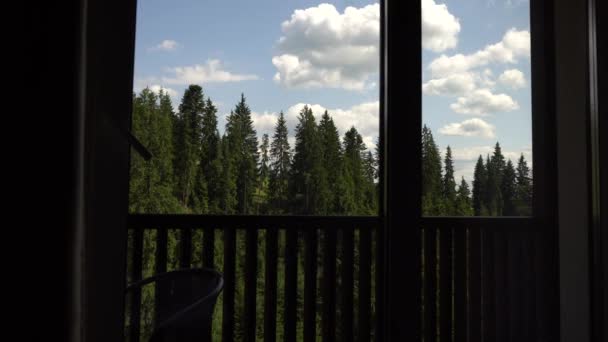 蓝天从房子的窗户里消逝 背景上的山脉 — 图库视频影像