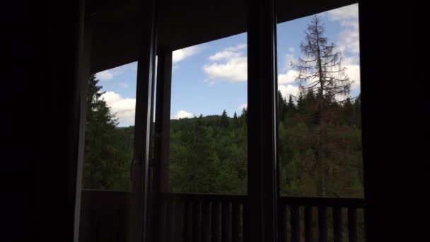 蓝天从房子的窗户里消逝 背景上的山脉 — 图库视频影像